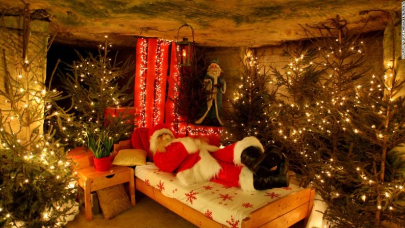 Valkenburk, Holanda: la cueva de Velvet en esta ciudad se transforma en un mercado navideño y en la residencia de Santa, donde los visitantes pueden entrar a su habitación y ver su trineo.