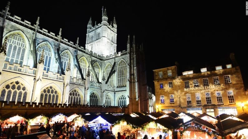 Bath, Inglaterra: es un destino muy popular en esta época. El mercado navideño de 18 días de Bath tiene más de 170 puestos de madera que venden artesanías típicas británicas en un ambiente gregoriano.