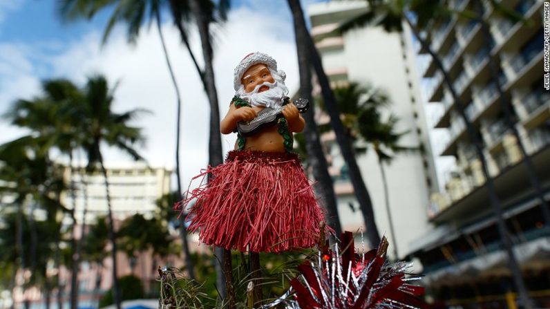 Honolulu, Hawai- "Mele Kalikimaka" es la forma hawaiana de saludarse en Navidad, y que se hizo famosa por la canción de Bill Cosby de 1950. Aunque no tiene nieve, este estado tiene grandes celebraciones y una buena vibra de paz y amor en estas épocas decembrinas.