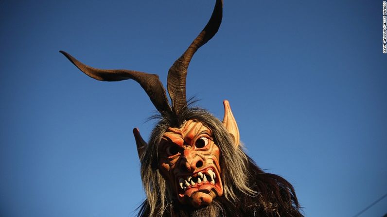 Salzburg, Austria: a través de Austria y Bavaria, en diciembre la gente se viste como aterradoras bestias de los Alpes conocidas como krampuses y van por las calles buscando a los niños que se han portado mal y necesita que los castiguen.