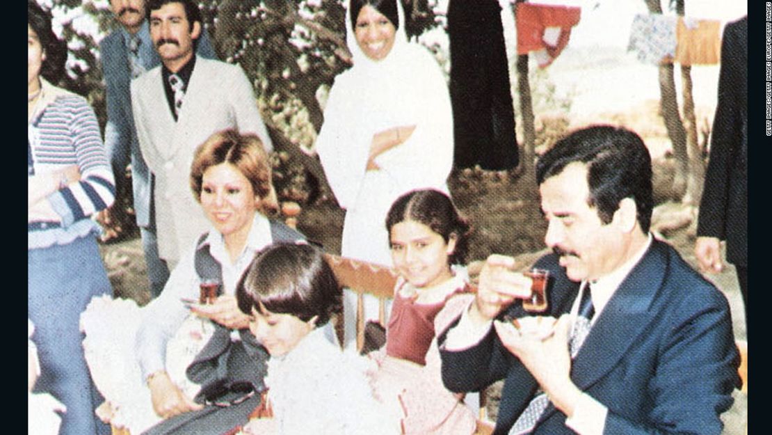 En esta foto sin fecha aparecen Saddam Hussein, sus hijas Raghad y Rana y su primera esposa, Sajida, durante una reunión con amigos de la familia en las afueras de Bagdad.