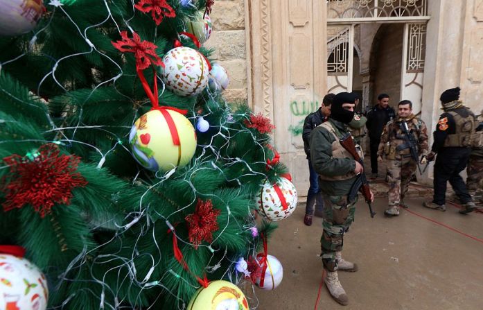 Fuerzas de seguridad de Iraq vigilan una ceremonia de Navidad en la iglesia de Mar Shimoni en el pueblo de Bartalla cerca de Mosul por primera vez desde que retomaron el control del pueblo asediado por ISIS.