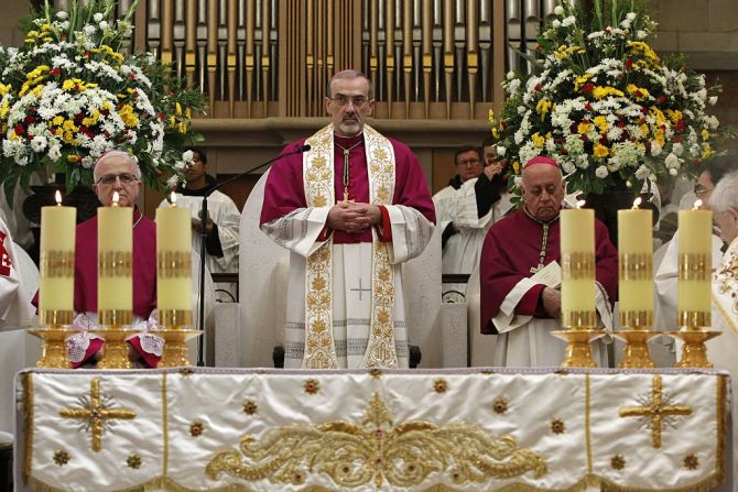 El arzobispo Pierbattista Pizzaballa (c) lidera una misa durante el 24 de diciembre en la Basílica de la Natividad, señalado como el lugar del nacimiento de Jesús. leads a religious service.