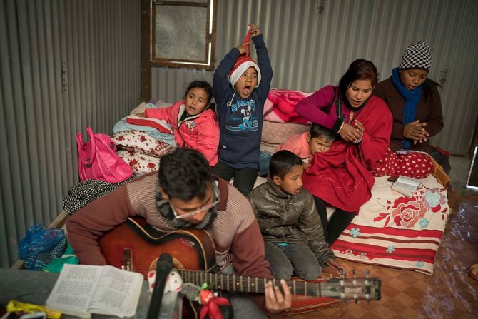 Muchos cristianos en Nepal adoptan las tradiciones europeas navideñas.