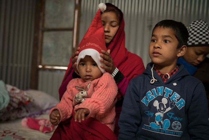 Niños cristianos en Katmandú asisten a una celebración de Navidad en una iglesia improvisada.