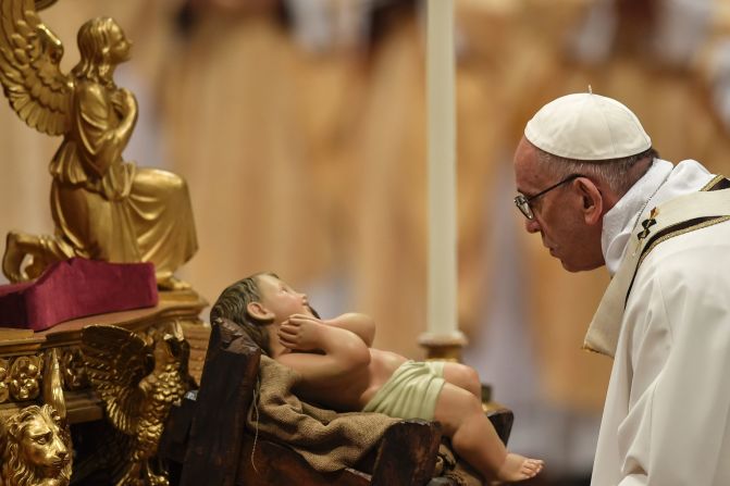 El papa Francisco ofició la Misa de Gallo en Nochebuena dos horas más temprano de lo habitual.