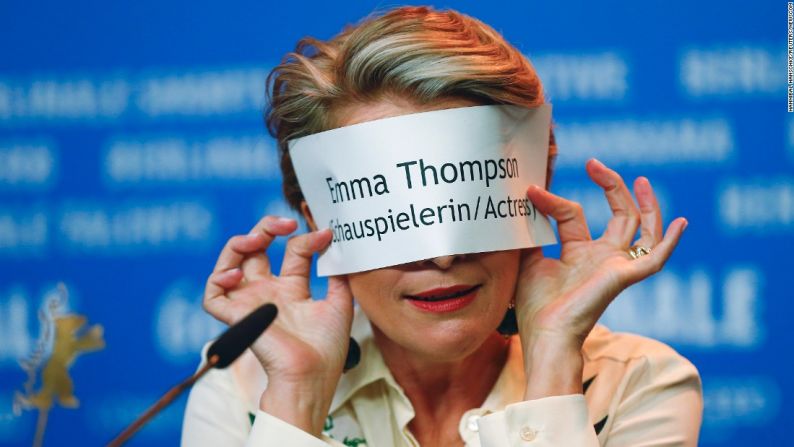 La actriz Emma Thompson atiende una conferencia de prensa en Berlín para promover su película “Alone in Berlin”, el 15 de febrero.