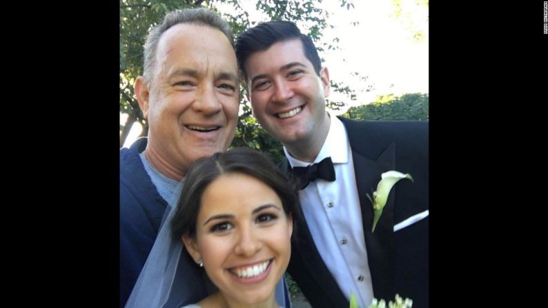 El actor Tom Hanks estaba trotando en Central Park, en Nueva York, cuando se encontró con una pareja que se tomaban las fotos de su boda el 24 de septiembre. Hanks publicó esta foto con la pareja.