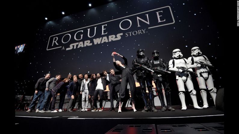 El elenco de la película ‘Rogue One’ posa para una selfie en el escenario durante una celebración del día de ‘Star Wars’, en Londres, el 15 de julio de 2016.