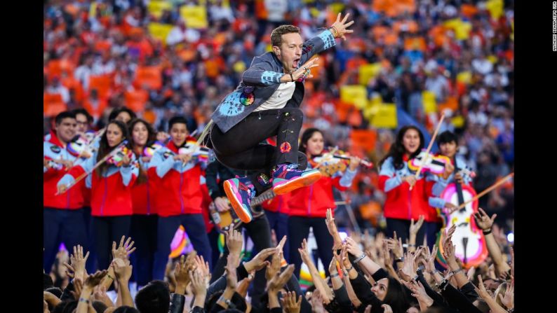 El líder de la banda Coldplay, Chris Martin, durante una presentación en el medio tiempo del Super Bowl, el 7 de febrero.