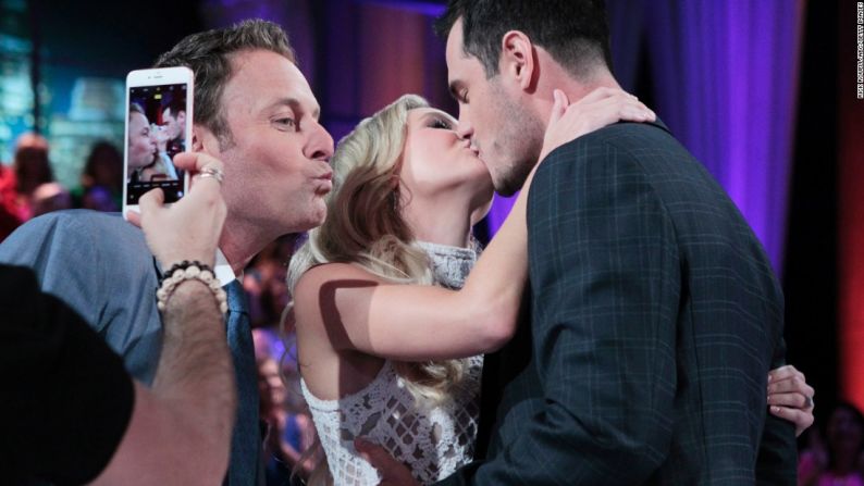 Chris Harrison, presentador de ‘The Bachelor’, manda un beso frente a Ben Higgins y su nueva prometida, Lauren Bushnell, luego del final del programa el 14 de marzo.