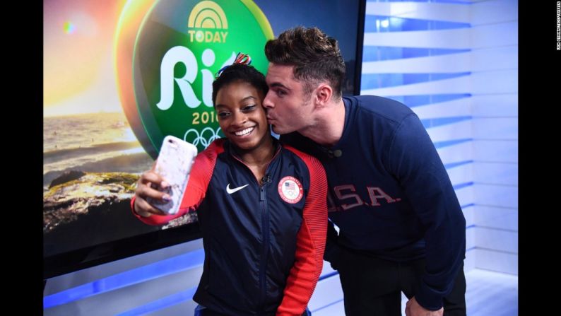 El actor Zac Efron le da un beso a la gimnasta estadounidense Simone Biles, campeona olímpica en esa disciplina, durante una visita sorpresa a la Villa Olímpica de Río de Janeiro el 16 de agosto. “Otro sueño olímpico que se vuelve realidad en Río”, tuiteó Biles, una fanática de Efron.