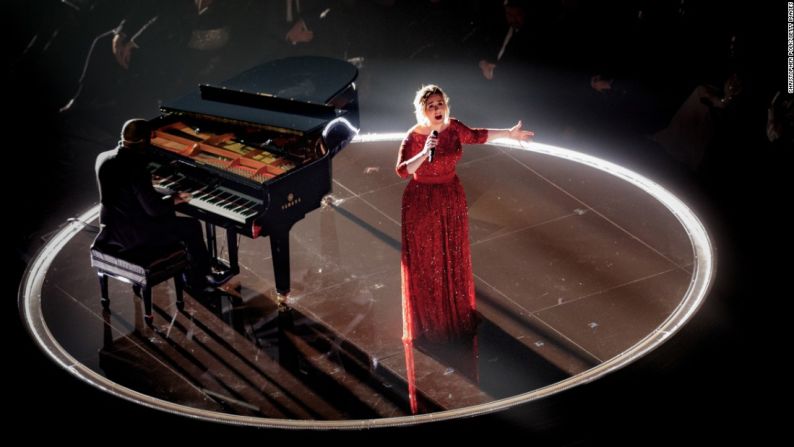 Adele tuvo una memorable (y accidentada) presentación en los premios Grammy que se celebraron el 15 de febrero en el Staples Center en Los Ángeles. La cantante se oía fuera de tono, con una voz chillona, y su malestar se reflejó en su cara durante la interpretación de la canción ‘All I Ask’. Adele explicó después en Twitter que todo se debió a un fallo técnico pues el micrófono del piano se cayó a las cuerdas. “Ese era el sonido que sonaba como una guitarra y que me impidió oír que estaba fuera de todo".