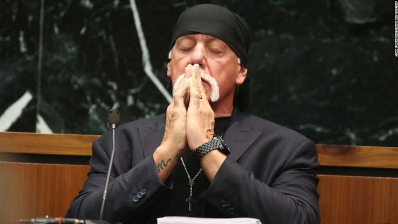 El luchador Hulk Hogan durante una audiencia en la corte en Saint Petersburgo, Florida, el 8 de marzo. Hogan demandó a la compañía Gawker Media por 100 millones de dólares alegando que el sitio web invadió su privacidad al publicar parte de un video sexual en 2012. El jurado falló a su favor a finales de marzo y la compañía de medios se declaró en bancarrota.