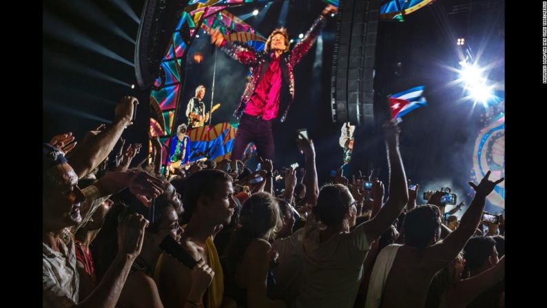 El 25 de marzo los Rolling Stones hicieron un concierto histórico en La Habana, Cuba, al ser la primera vez que una banda internacional de rock se presenta en ese país. Durante años, luego de la Revolución cubana, el rock fue prohibido en la radio y televisión de ese país.