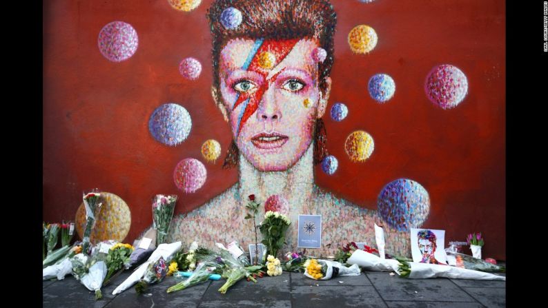 Fanáticos dejaron flores frente a un mural de David Bowie en Londres, tras la muerte de la estrella del rock el pasado 11 de enero a la edad de 69 años.