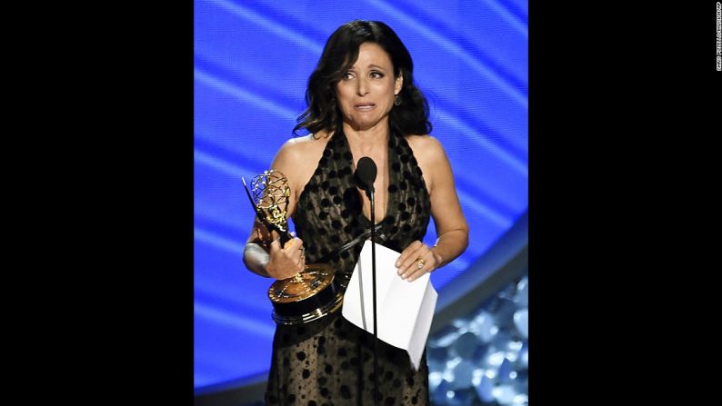 Julia Louis-Dreyfus acepta el premio Emmy a Mejor Actriz en una serie de comedia por su papel en ‘The Veep’. La actriz le dedicó el premio a su padre, quien murió hace unos años, según ella durante la premiación.