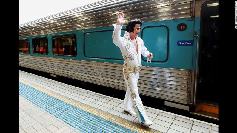 Un imitador de Elvis Presley se prepara para abordar un tren en Sidney durante el ‘Parkes Elvis Festival’ que se lleva a cabo anualmente en Australia y que coincide con el cumpleaños del ícono del rock, el 7 de enero.