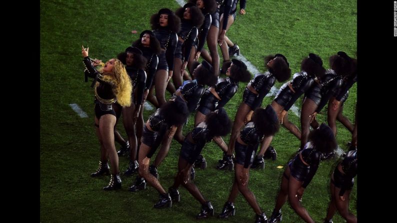 Beyonce lidera un grupo de bailarines durante su presentación en el espectáculo de medio tiempo del ‘Super Bowl’ el 7 de febrero. Aunque su presentación no le cayó muy bien a todo el mundo, tuvo comentarios positivos por los mensajes políticos de su nueva canción ‘Formation’.