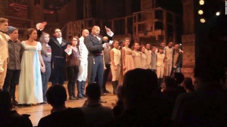 Luego de que el vicepresidente electo de Estados Unidos Mike Pence viera el musical de Broadway ‘Hamilton’ el pasado 18 de noviembre, el elenco se dirigió a él para expresar sus preocupaciones sobre la administración de Donald Trump. El actor Brandon Dixon, que interpreta a Aaron Burr en la obra, dijo durante el medio tiempo: “Nosotros, señor, somos el país diverso que está alarmado y ansioso de que su nueva administración no nos proteja, no proteja a nuestro planeta, a nuestros niños, a nuestros padres, o que no defienda nuestros derechos inalienables, señor”.