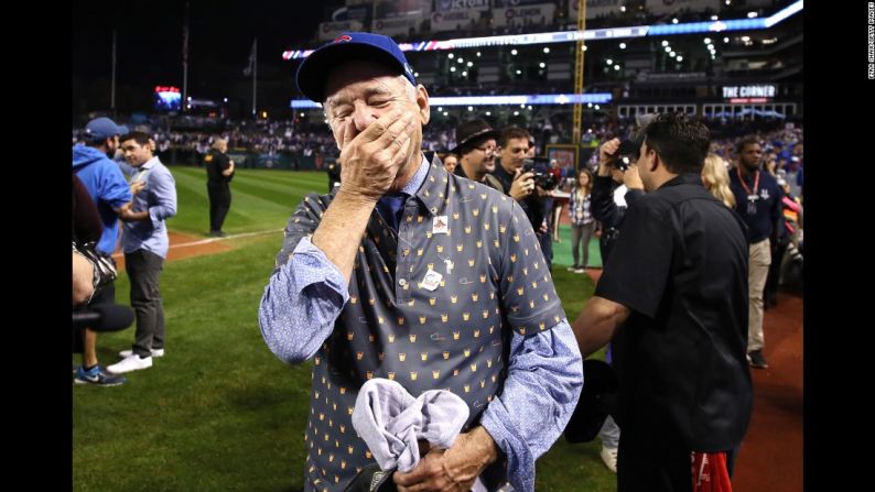 El actor Bill Murray, un fanático de los Cubs de Chicago, celebró la victoria de su equipo de beisbol luego de que los cachorros ganaran su primera Serie mundial en 108 años el pasado 2 de noviembre.