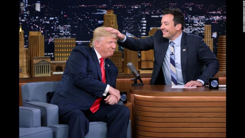 El entonces candidato republicano a la Casa Blanca, Donald Trump, se dejó despeinar por el presentador Jimmy Fallon durante un episodio de ’The Tonight Show’ para demostrar que es un mito que Trump use peluca.