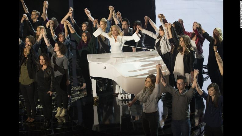 La cantante Lady Gaga apareció en el escenario junto a varios sobrevivientes de abuso sexual durante una presentación en la entrega de los premios de la Academia en febrero de este año. La interpretación de la canción 'Til It Happens to You' —nominada a un Oscar a Mejor Canción y que trata del abuso sexual— fue uno de los momentos más emotivos de la noche.