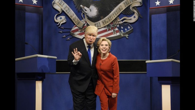 Alec Baldwin imita a Donald Trump y Kate McKinnon a Hillary Clinton en un segmento del programa ‘Saturday Night Live’ en octubre. Ambos aparecieron frecuentemente en ese programa mientras el día de la elección presidencial de Estados Unidos se acercaba.