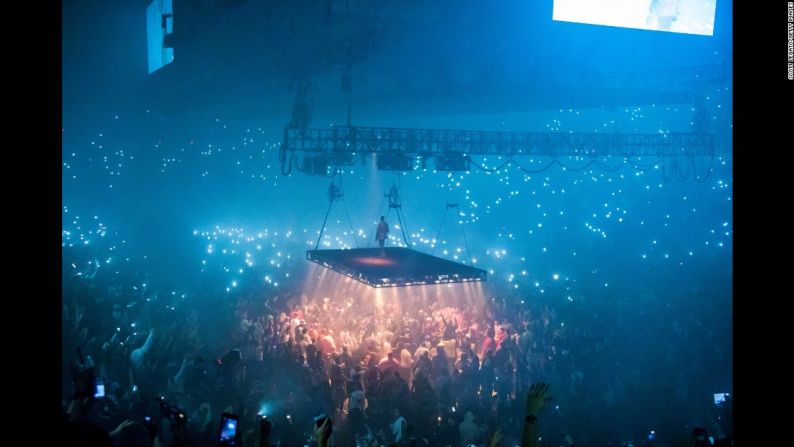 En esta imagen aparece el rapero Kanye West durante una presentación en Detroit durante su gira ‘Saint Pablo Tour’ el 28 de septiembre. West fue hospitalizado a finales de noviembre poco después de cancelar el resto de su gira. El cantante fue hospitalizado por agotamiento, según le dijo a CNN una fuente cercana a la familia.