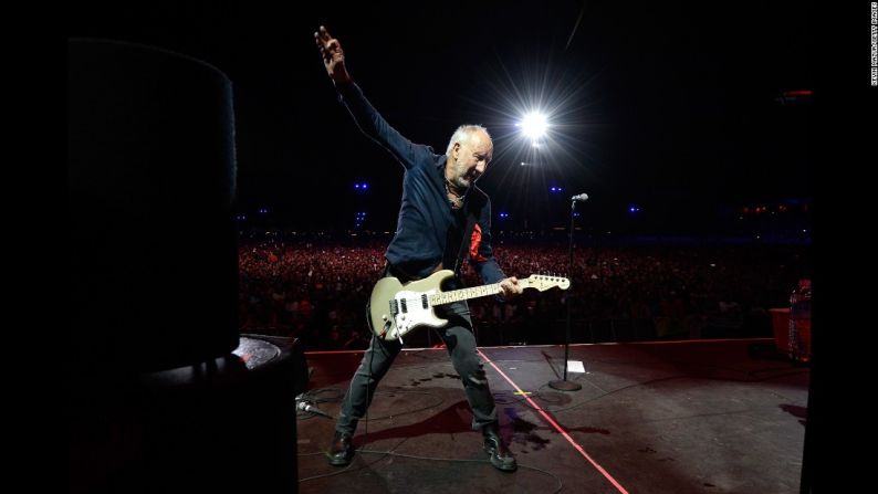 Pete Townshend de la agrupación británica ‘The Who’ toca su guitarra durante un concierto en Indio, California, el 16 de octubre.