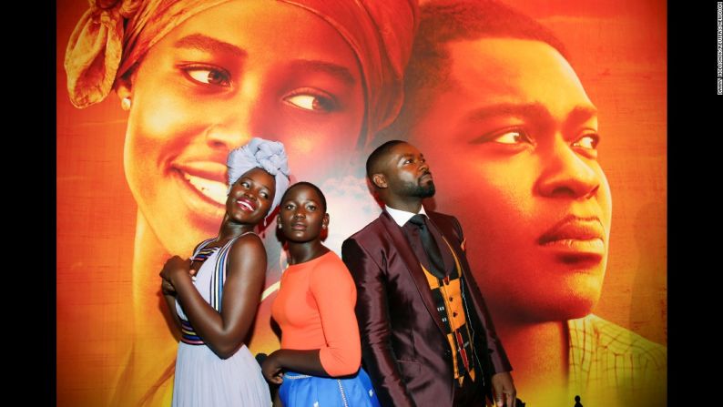 Los actores Lupita Nyong'o, Madina Nalwanga y David Oyelowo, reviven el póster de la película "Queen of Katwe" durante la premier del film en Los Ángeles, el 20 de septiembre.