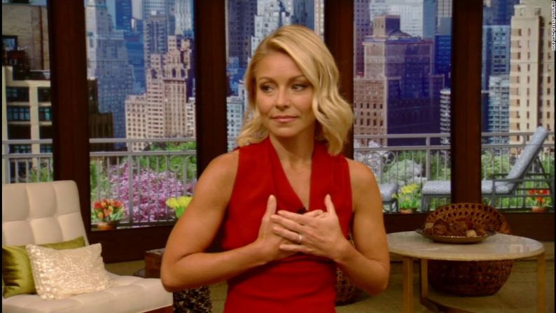 Kelly Ripa regresa a “Live with Kelly and Michael" luego de una ausencia de una semana en abril. La presentadora confirmó que los ejecutivos de Disney y ABC se disculparon con ella por no haberle informado sobre la inminente salida de su coanfitrión Michael Strahan. “Necesité un par de días para recoger mis pensamientos”, le dijo a la audiencia. “Después de 26 años en esta compañía, gané el derecho”. Durante su monólogo, la presentadora también felicitó a Strahan por su nuevo rol en el programa ‘Good Morning America’ de ABC.