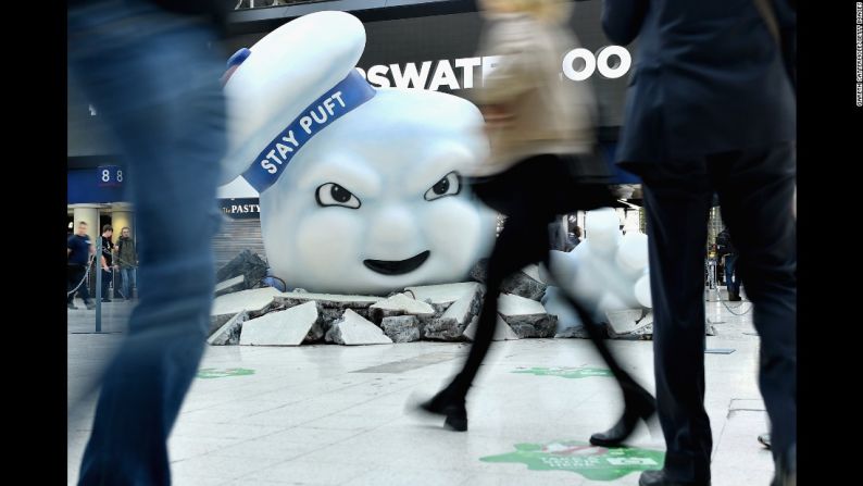 El hombre Marshmallow, un personaje de la película de los Cazafantasmas, fue puesto en la estación Waterloo de Londres el pasado 11 de julio como parte de la campaña publicitaria para el lanzamiento de la nueva versión de la película.