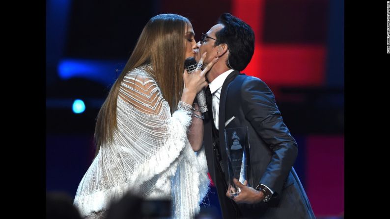 Jennifer López y su exesposo Marc Anthony se dieron un beso durante una presentación conjunta en los premios Grammy Latino el 17 de noviembre.