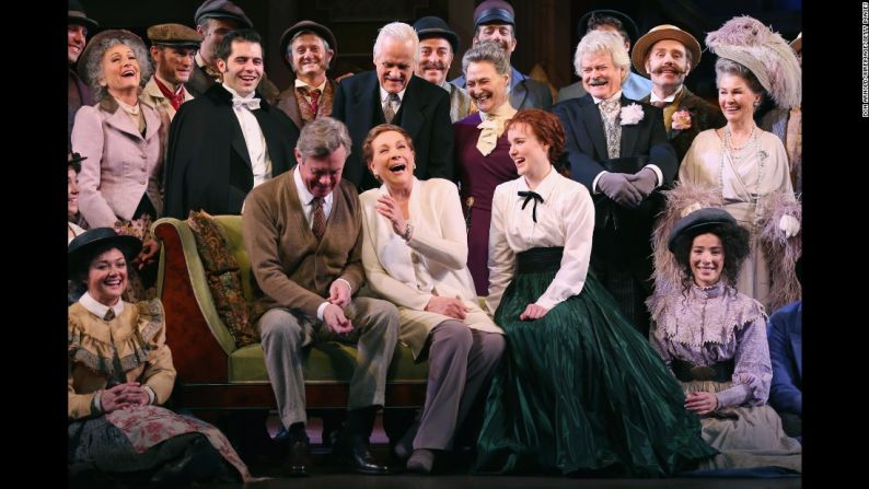 La directora Julie Andrews, en el centro, ríe con los miembros de “My Fair Lady” durante una reunión con los medios en la Ópera de Sidney el 1 de septiembre.