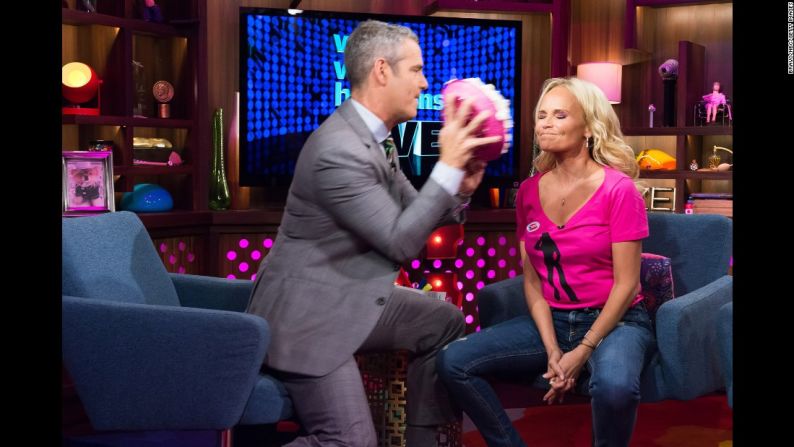 La actriz Kristin Chenoweth recibió un pastelazo en la cara durante una campaña para crear conciencia del cáncer de seno durante el show de Andy Cohen, el pasado 18 de octubre.