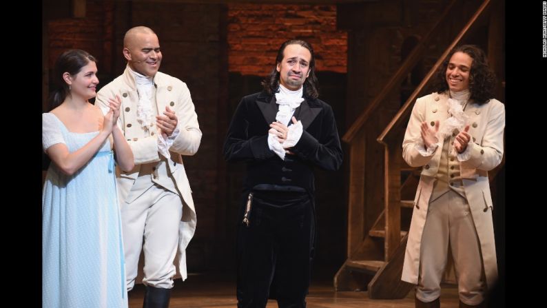 Lin-Manuel Miranda, segundo a la derecha, hace su presentación final en el musical de Broadway ‘Hamilton’, el pasado 9 de julio. Miranda también creó el musical de hip hop que se convirtió en un fenómeno cultural. Este año este show ganó 11 premios Tony.