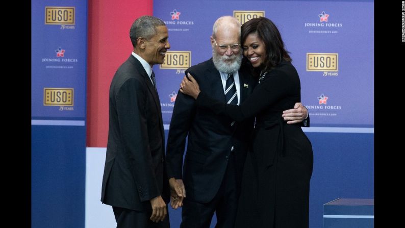 El expresentador David Letterman abraza a la primera dama Michelle Obama durante un evento el 5 de mayo. Los Obama asistieron para celebrar el quinto aniversario de la Joining Forces initiative, una organización que ayuda a las familias de los militares.