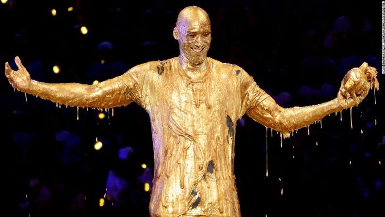 La exestrella de la NBA Kobe Bryant fue bañado en oro en el escenario al recibir el premio Nickelodeon en los Kids Choice Awards el 14 de julio.