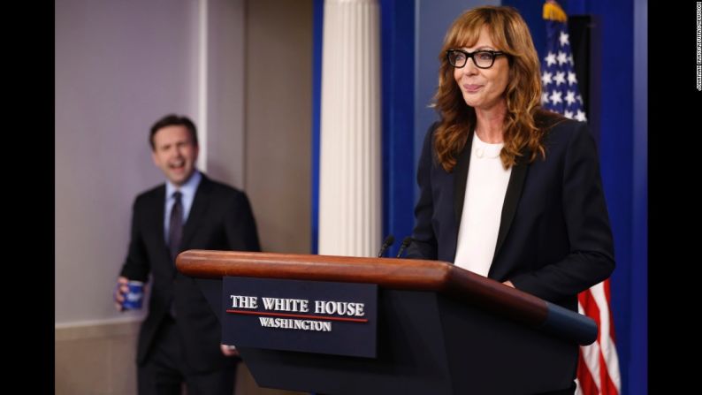 El secretario de prensa de la Casa Blanca, Josh Earnest, finge estar sorprendido al ver a la actriz Allison Janney —que interpreta a la portavoz de la Casa Blanca C.J. Cregg en la serie ‘The West Wing’— hacer una aparición sorpresa en Washington el 29 de abril. Janney pasó por la Casa Blanca para participar en la ceremonia ‘Champions of Change’ en la que se premian a 10 individuos por sus esfuerzos para prevenir el abuso de sustancias.