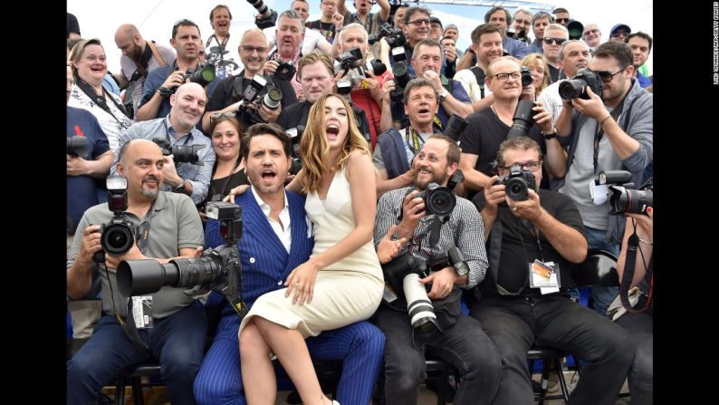 Los actores Edgar Ramírez y Ana de Armas posan entre fotógrafos en el Festival Internacional de Cine de Cannes para promocionar la película “Hands of Stone” el 16 de mayo.