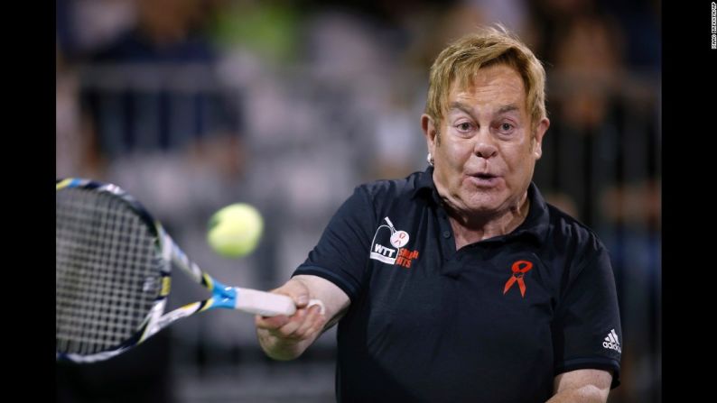 El cantante Elton John golpea una pelota durante una exhibición del Equipo Mundial de Tenis para ayudar a la fundación Elton John contra el VIH el 10 de octubre.