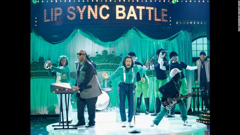 Stevie Wonder, a la izquierda, y John Legend, en el centro, se presentaron durante el programa de Spike TV ‘Lip Sync Battle: All-Stars Live’ el 11 de septiembre.