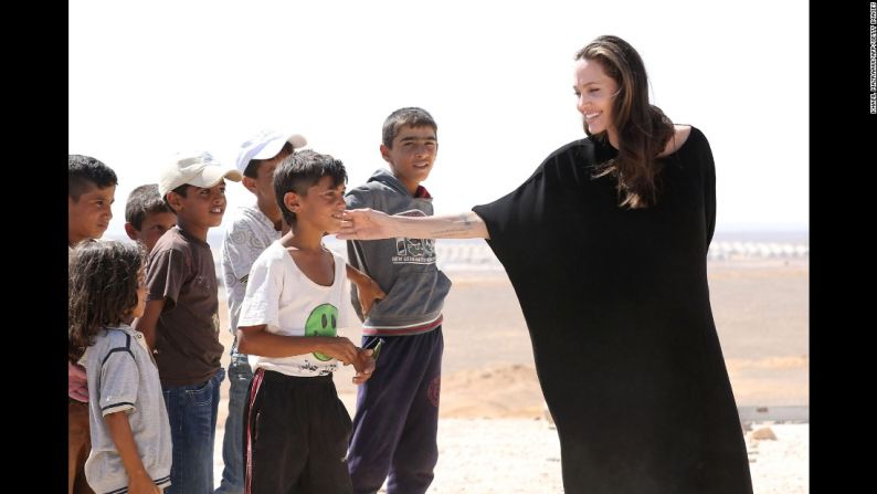 La actriz Angelina Jolie, enviada especial de la Agencia de la Naciones Unidas para los Refugiados, habla con niños sirios en un campamento de refugiados en Azraq, Jordania, el 9 de septiembre.