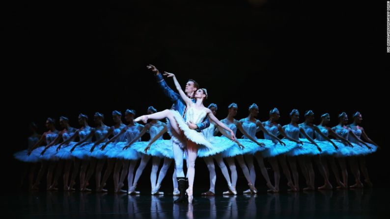 Bailarines del ballet australiano que interpretan ‘El Lago de los Cisnes’ en la Ópera de Sidney en una presentación del 31 de marzo.