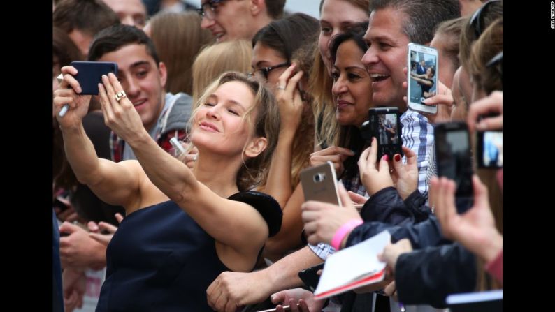 La actriz Renee Zellweger se toma una foto con los fanáticos de Londres durante la presentación de la más reciente película de Bridget Jones el 5 de septiembre. Esta fue su primera película desde 2010.