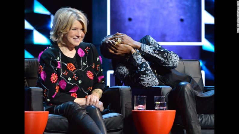 La personalidad de televisión Martha Stewart y el rapero Snoop Dogg durante un evento del canal Comedy Central del cantante canadiense Justin Bieber el 14 de marzo. Stewart y Snoop presentan un programa en VH1 llamado “Cena con Martha y Snoop”.