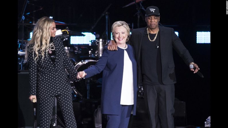 La candidata presidencial demócrata Hillaryy Clinton aparece en el escenario con los artistas Jay Z y Beyonce durante un evento de campaña en Cleveland, el 4 de noviembre.