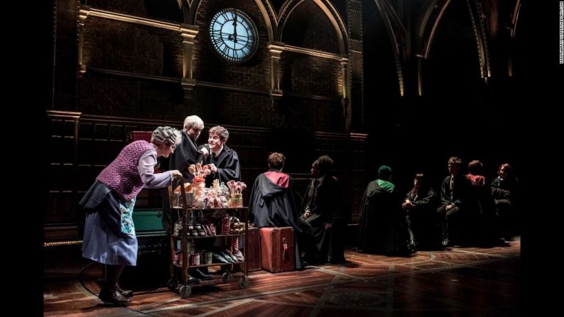 La obra de teatro ‘Harry Potter y el niño maldito’ se estrenó el 30 de julio en Londres. Los fanáticos de la saga del mago han viajado desde todo el mundo para verla.