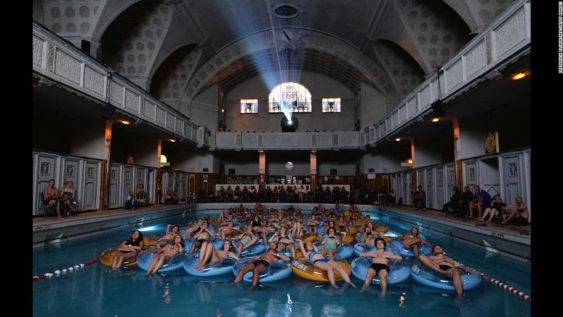 Un grupo de personas ven la película ‘Tiburón’, un clásico de 1975 de Steven Spielberg, en una piscina en Estrasburgo, Francia, el 18 de septiembre.